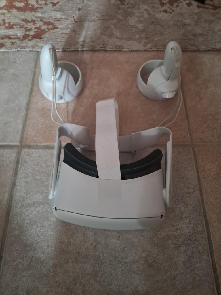 Oculus Quest 2 VR-bril met controllers, Ophalen of Verzenden, Gebruikt, VR-bril, Overige platformen