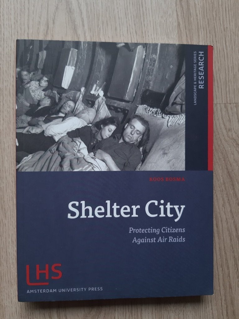 Boek getiteld: "Shelter City", Boeken, Tweede Wereldoorlog, Koos Bosma, Verzenden, Zo goed als nieuw