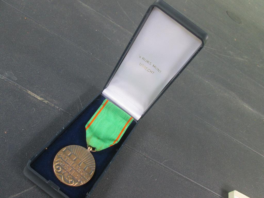 Nederlandse vrijwilligers medaille in doos Utrechtse munt., Ophalen of Verzenden, Landmacht, Nederland, Lintje, Medaille of Wings