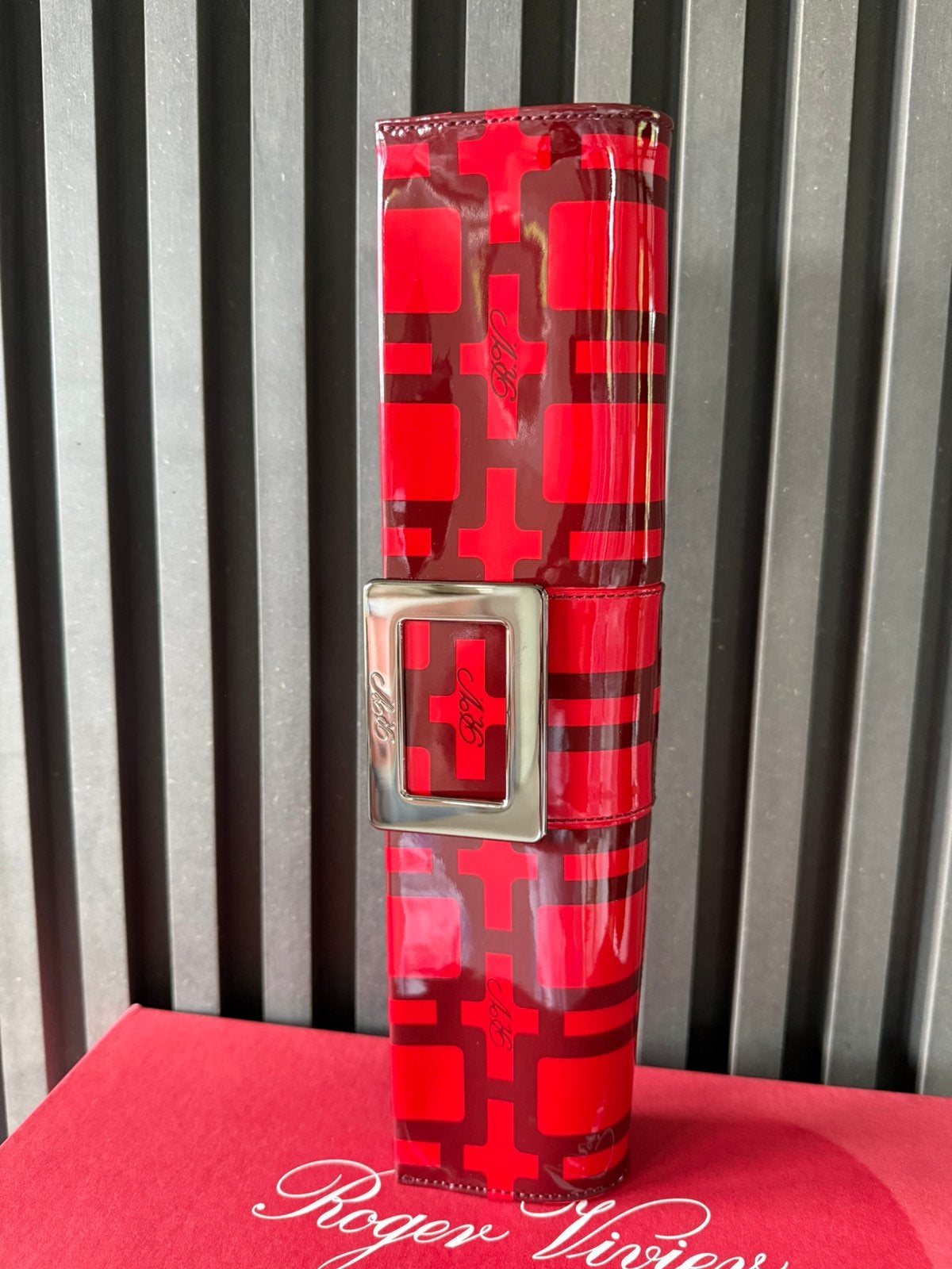 ROGER VIVIER NEW Long Tube Clutch Red Patent Leather in box, Ophalen of Verzenden, Nieuw, Rood, Avondtasje