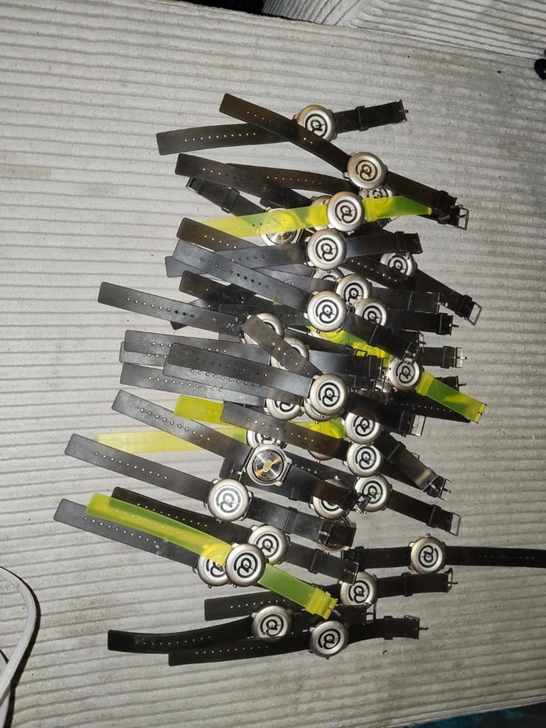 40 stuks horloges met @-logo, ideaal voor verzamelaars, Ophalen of Verzenden