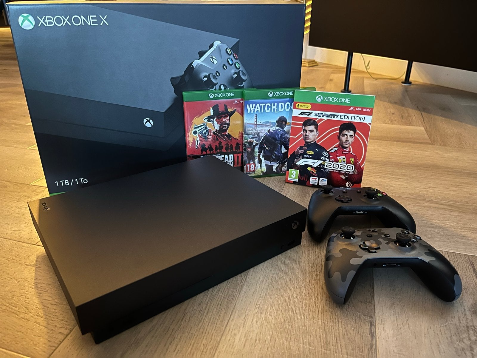 Xbox One X 1TB met 2 controllers en 3 games, compleet, Spelcomputers en Games, Avontuur en Actie, Vanaf 18 jaar, 2 spelers, Eén computer