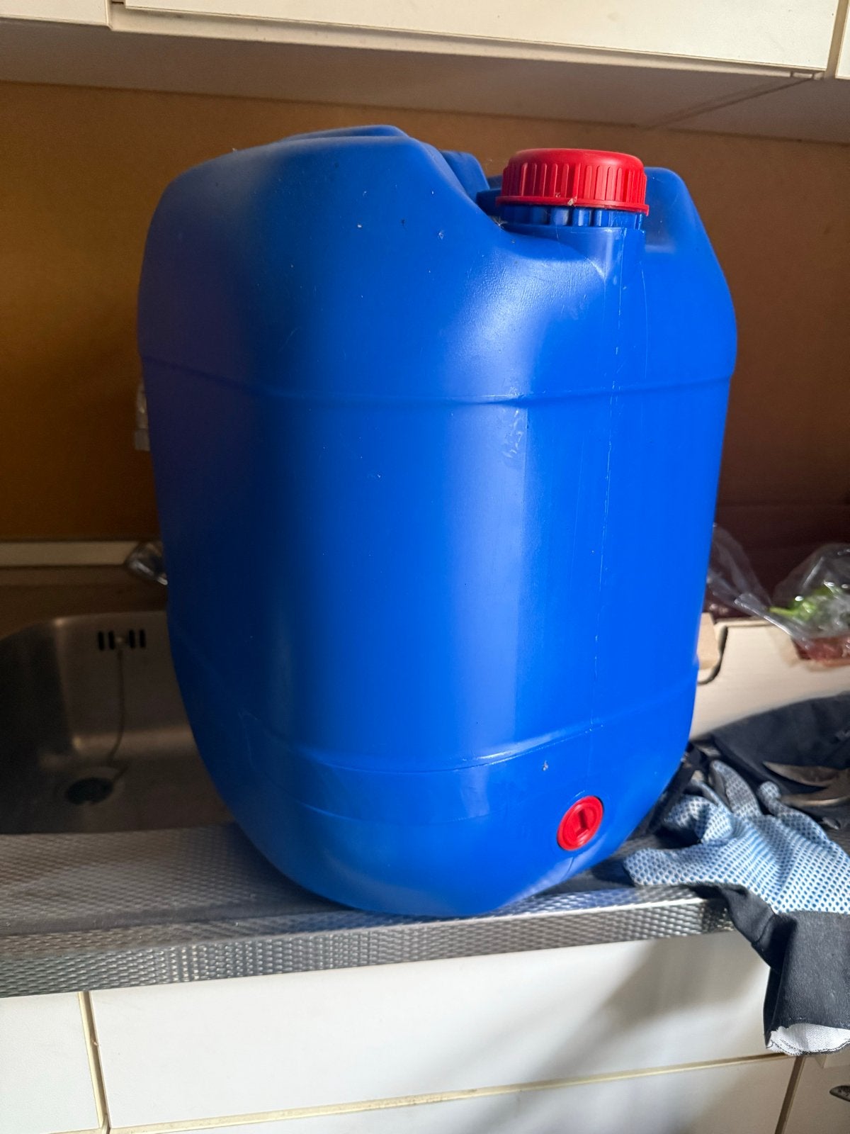 Blauwe jerrycan met rode dop en kraantje, Ophalen of Verzenden, Gebruikt