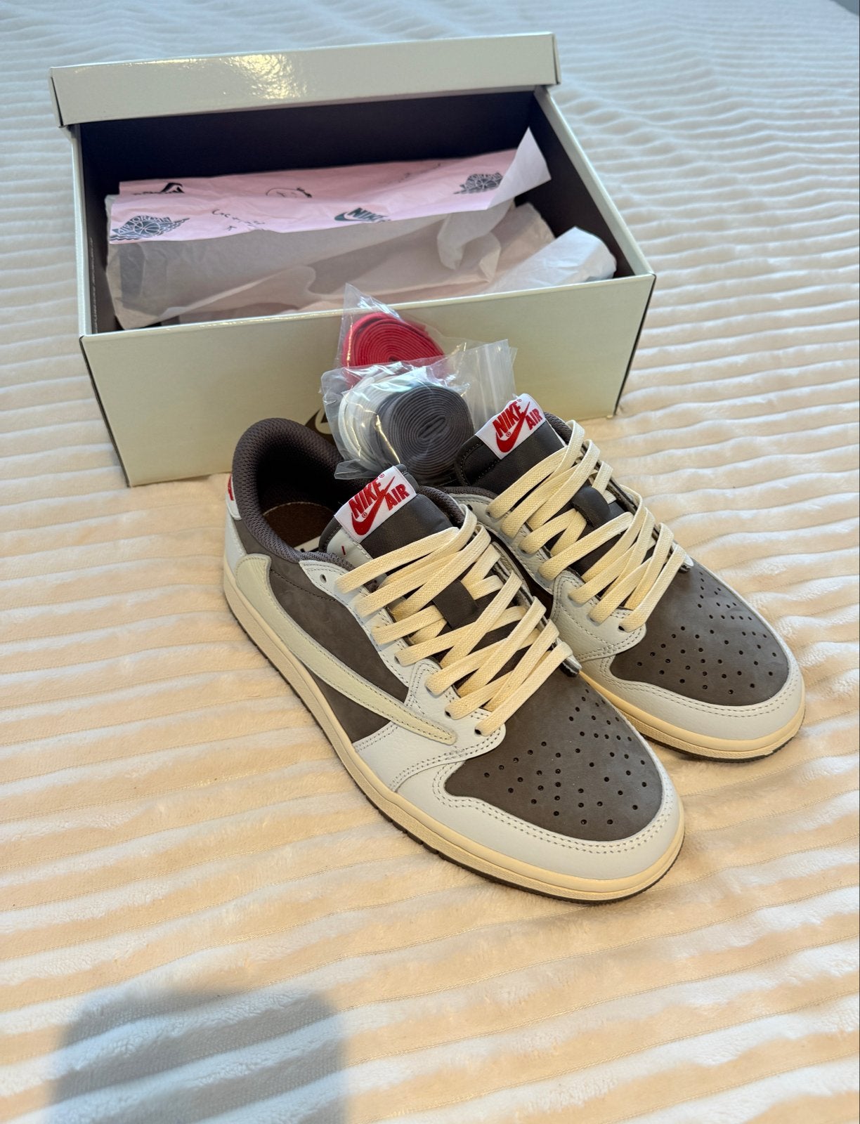 Travis Scott x Jordan 1 Mocha Reverse. maat 36 t/m 40, Verzenden, Nieuw, Bruin, Sneakers of Gympen