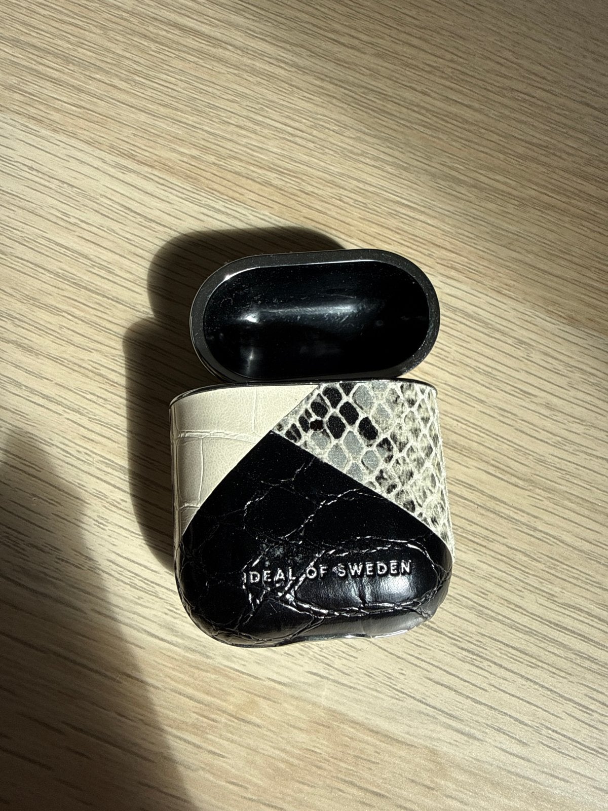 iDEAL of Sweden AirPods hoesje - Slangenprint, Ophalen, Zo goed als nieuw, Bescherming, Apple