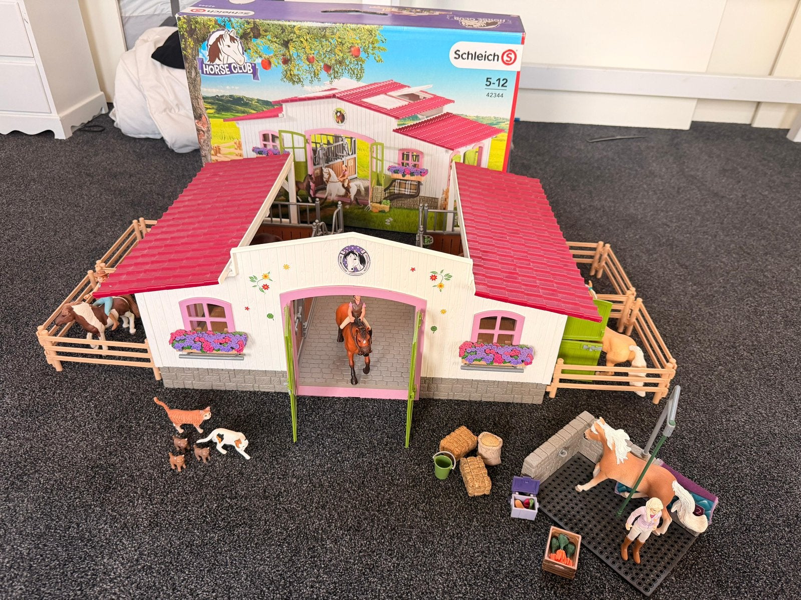 Schleich manage paardenstal 42344 met extra paarden, mensen, Ophalen of Verzenden, Zo goed als nieuw