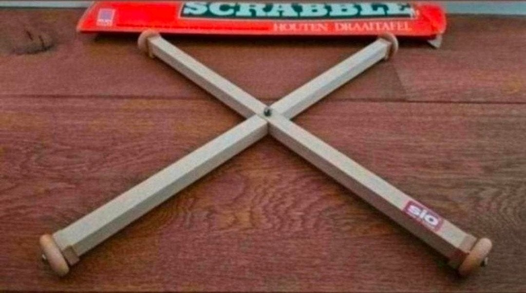 Scrabble Houten draaitafel- van het merk "Sio". Z.g.a.n, Ophalen