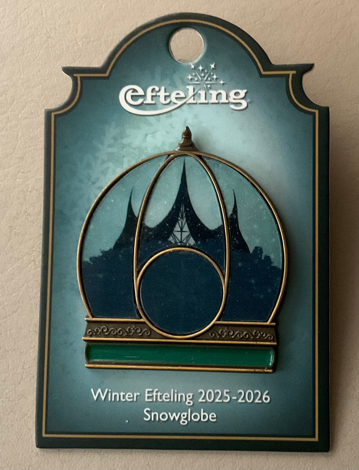 Efteling Winter Efteling 2025-2026 Snowglobe Pin, Ophalen of Verzenden, Nieuw, Button of Speldje