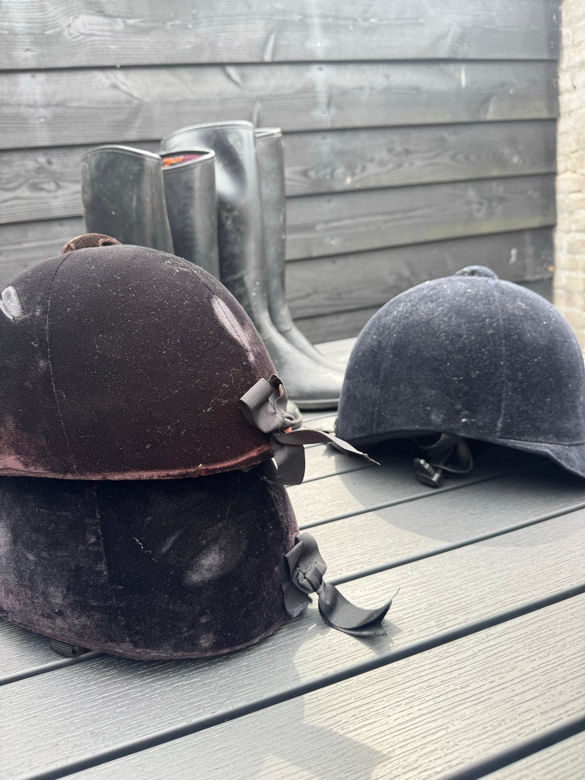 Verschillende caps en rijlaarzen., Ophalen, Gebruikt, Dressuur, Schoeisel