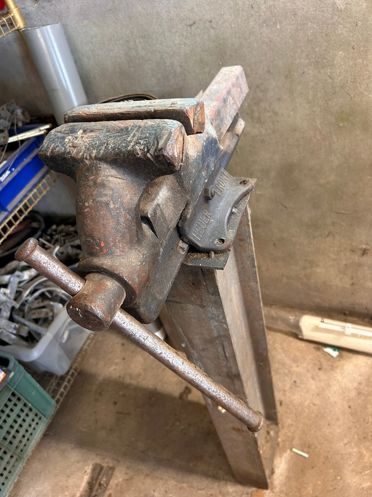 Zware HEUER bankschroef 140mm op kolom, Doe-het-zelf en Verbouw, Ophalen, Gebruikt