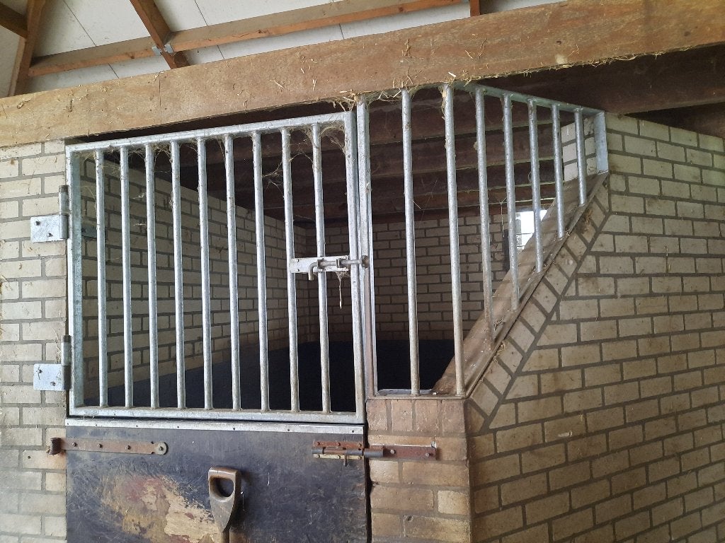 Paardenstal bovendeur tralies, 4 paarden of pony's of meer