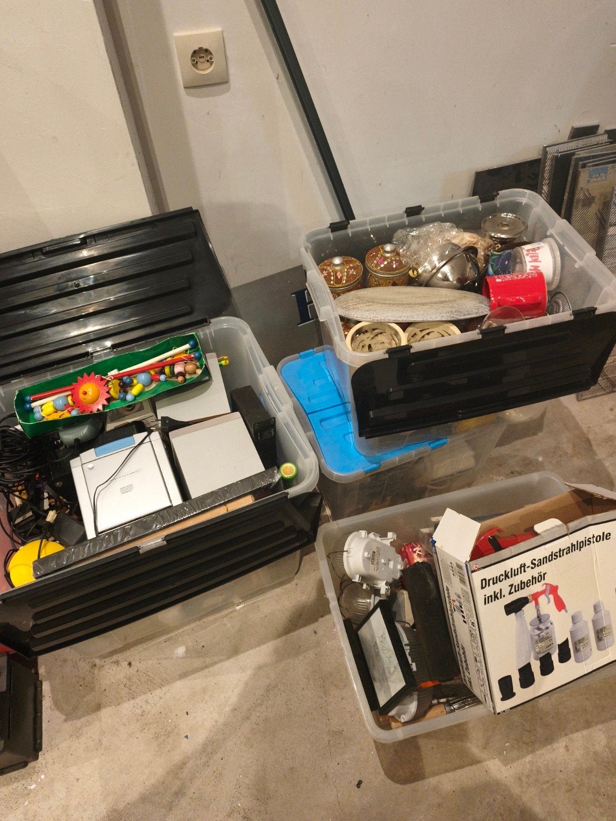 Vier dozen met rommelmarkt spullen, Ophalen, Gebruikt