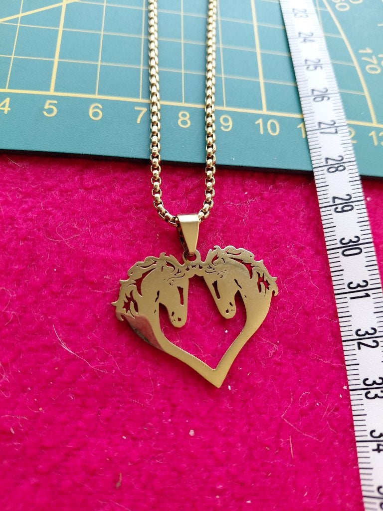 Leuke ketting met hanger 2 paarden hoofden, Nieuw, Ophalen of Verzenden, Goud, Overige materialen