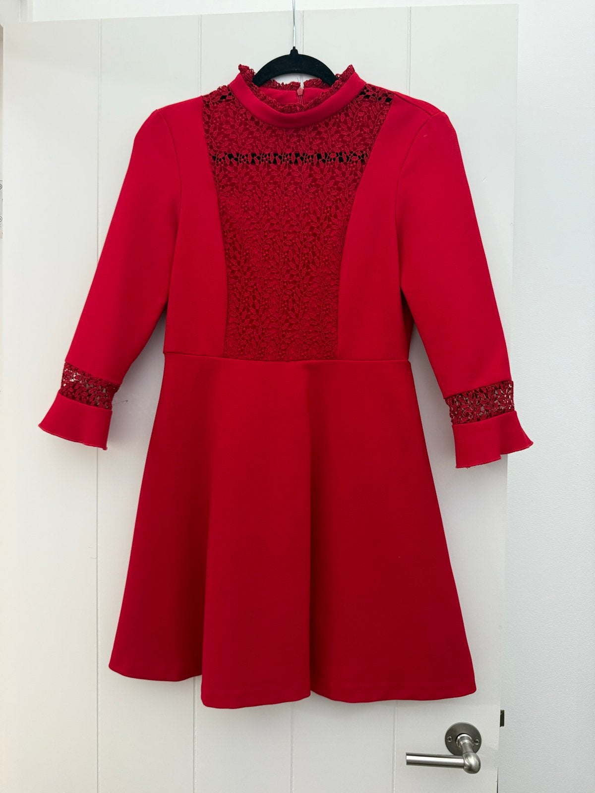 Rode jurk met kanten details - Zara Basic Collection, Kleding | Dames, Verzenden, Zo goed als nieuw, Maat 36 (S), Boven de knie