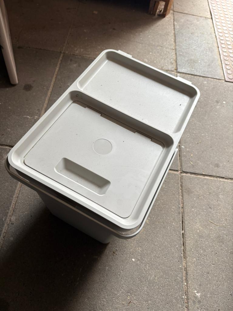 Ikea 22 liter prullenbak, Huis en Inrichting, Woonaccessoires | Prullenbakken, Kunststof, Ophalen of Verzenden, Minder dan 50 cm