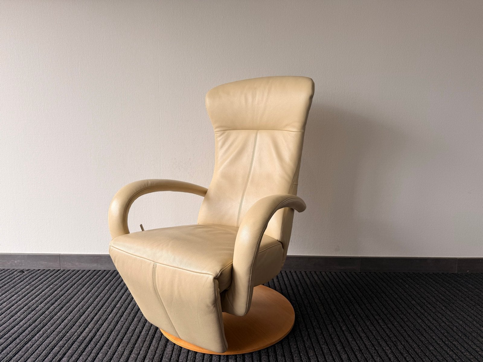 Luxe Draaifauteuil met Relaxfunctie - Beige Leer, Huis en Inrichting, Fauteuils, Ophalen of Verzenden, Zo goed als nieuw, Leer