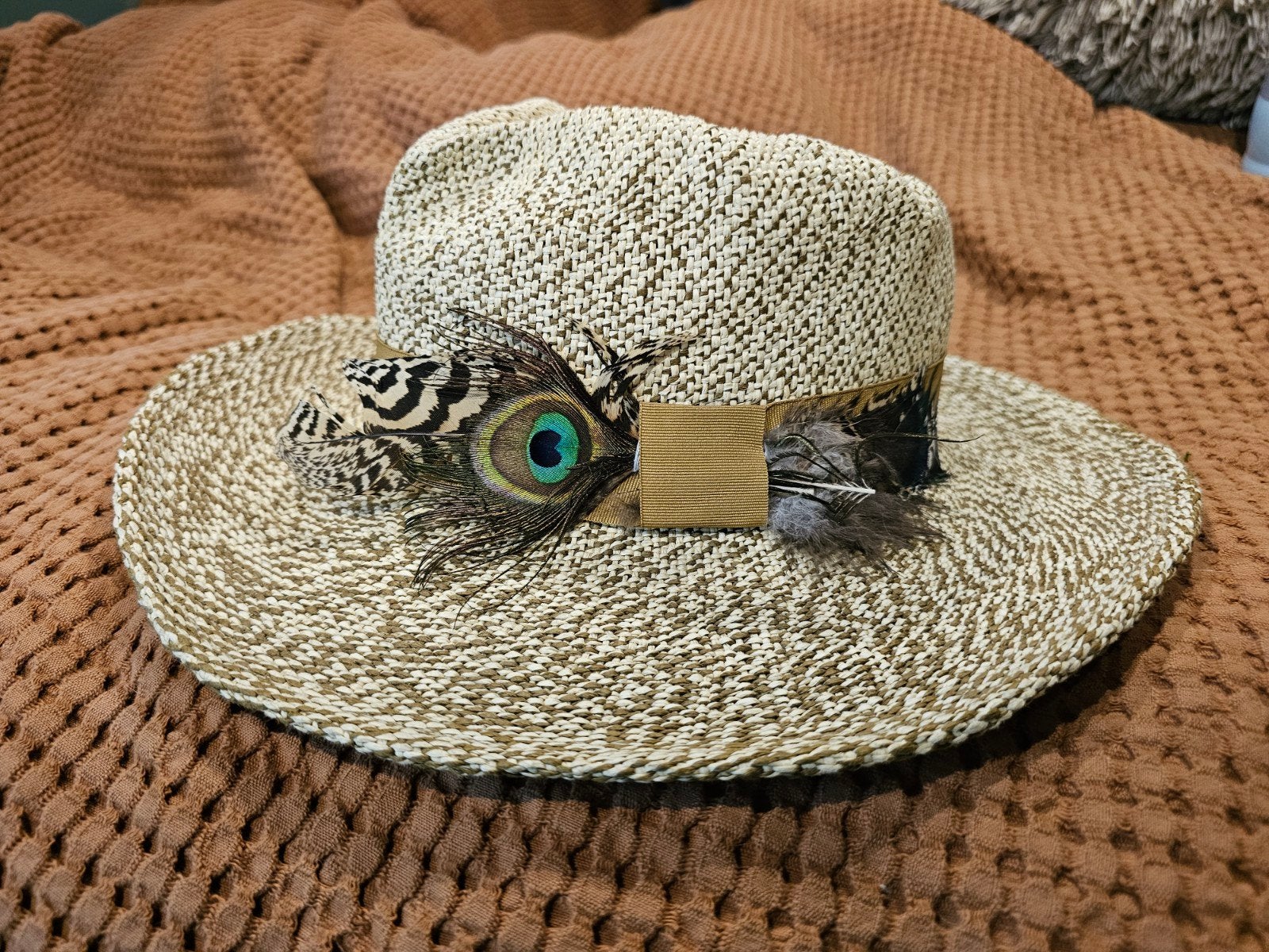 Fedora zomerhoed met Pauwenveer ZIGN, 56 of 57 cm (M, 7 of 7⅛ inch), Hoed, Ophalen of Verzenden, ZIGN