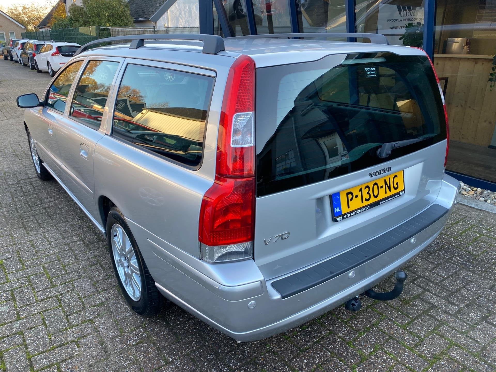 Volvo V70 2.4 Momentum LEER / SUNROOF / PDC / TREKHAAK, Auto's, Volvo, Voorwielaandrijving, Zwart, Euro 4, 84 €/maand