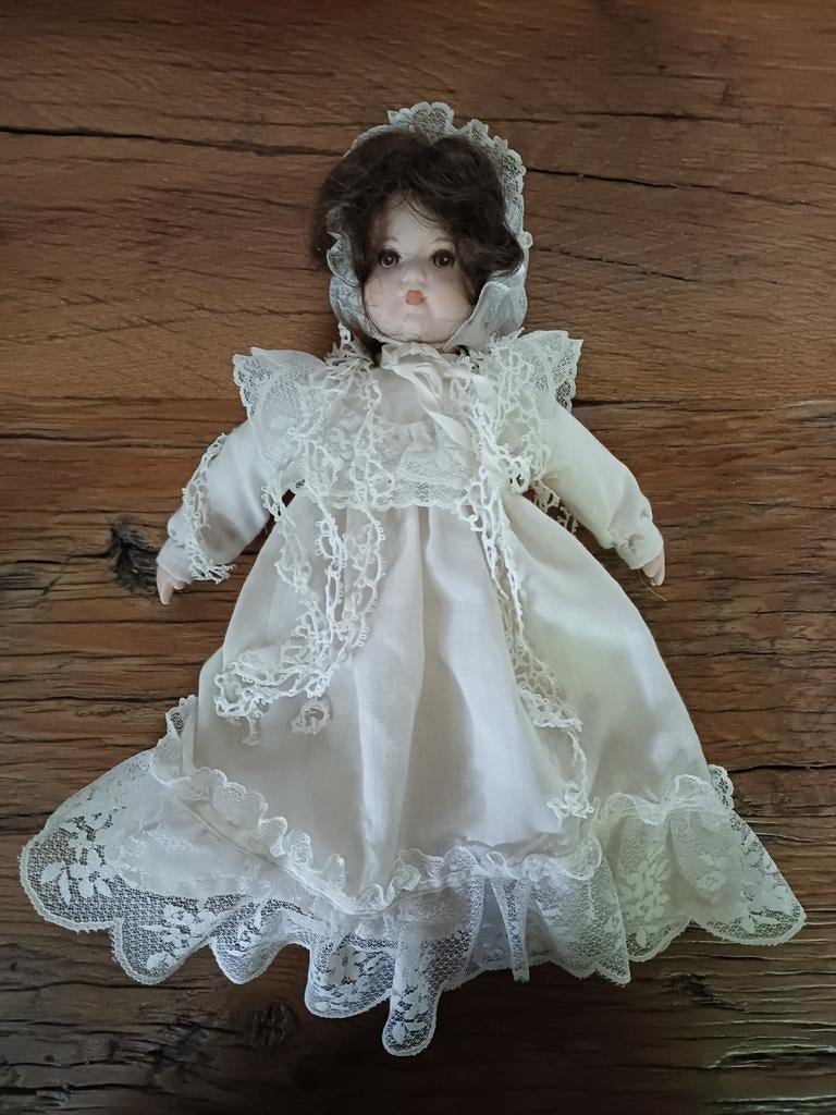 Vintage porseleinen pop in witte kanten jurk, Kinderen en Baby's, Ophalen, Zo goed als nieuw, Overige typen