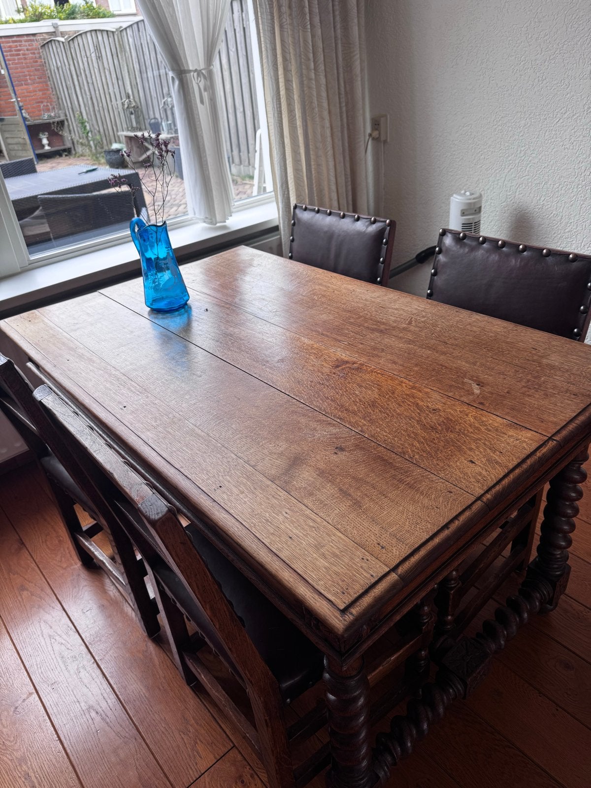 Antieke eiken eettafel met gedraaide poten en stoelen, Ophalen