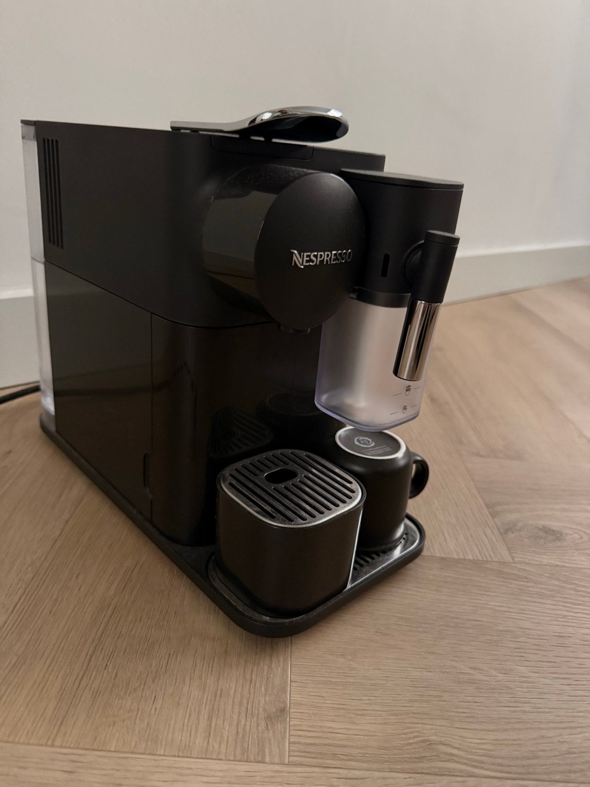 Nespresso De'Longhi Lattissima One - Zwart, Espresso apparaat, Ophalen of Verzenden, Zo goed als nieuw, 1 kopje