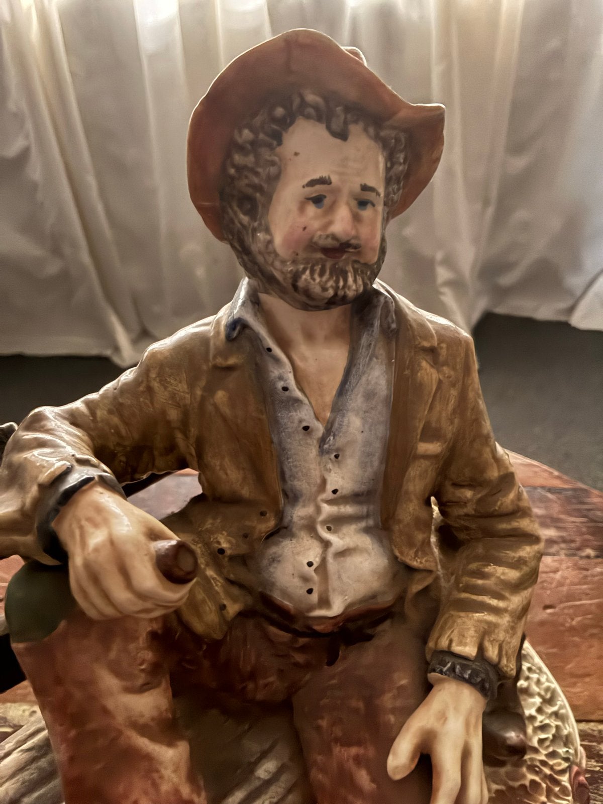 Beeldje zwerver op bankje, Capodimonte-stijl, 35cm hoog, Antiek en Kunst, Ophalen, 20 - 50 cm, Steen of Keramiek, Beeld