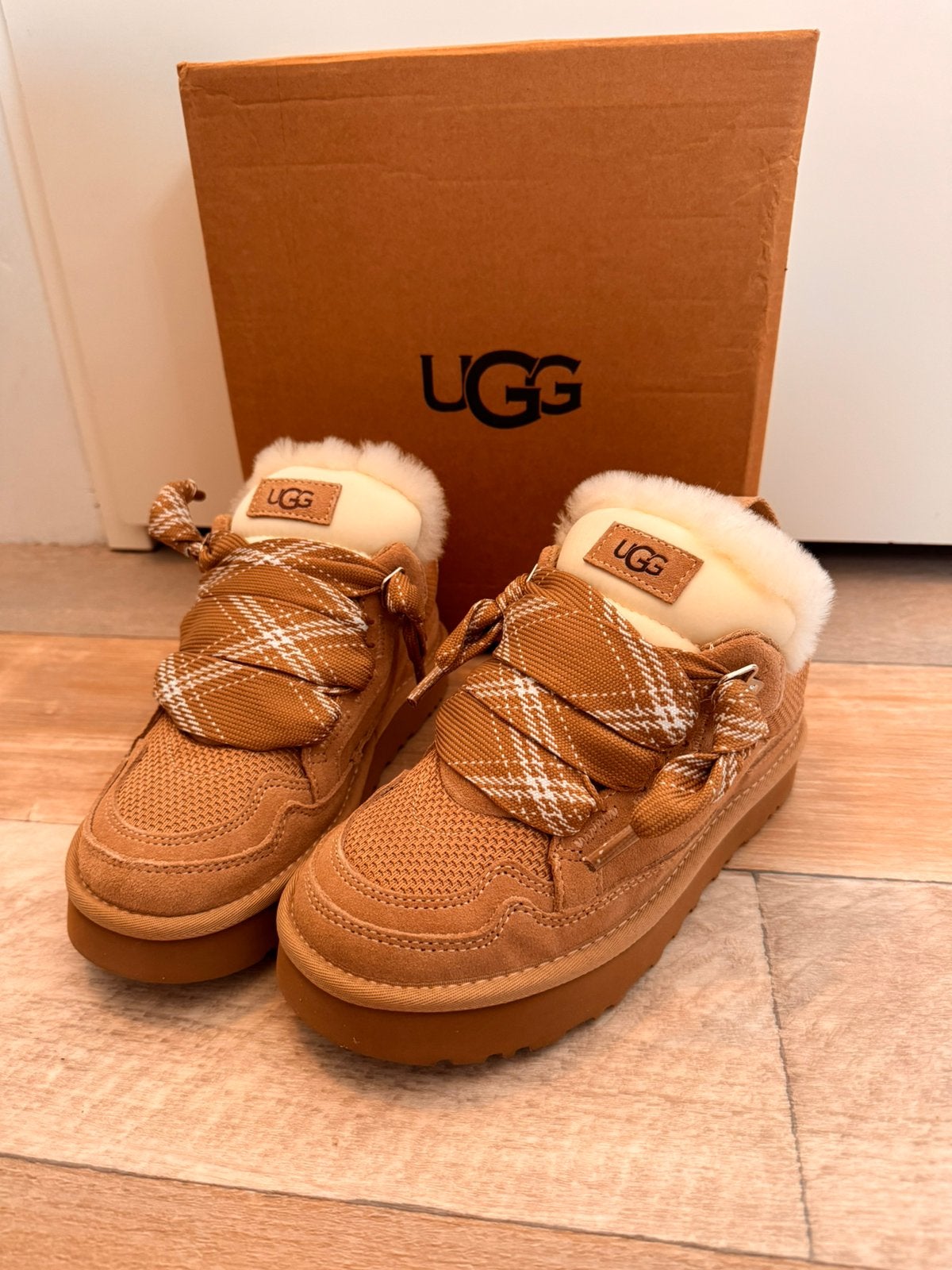 UGG lowmel beige, maat 37 en 38, Beige, Nieuw, Ophalen of Verzenden, Sneakers of Gympen