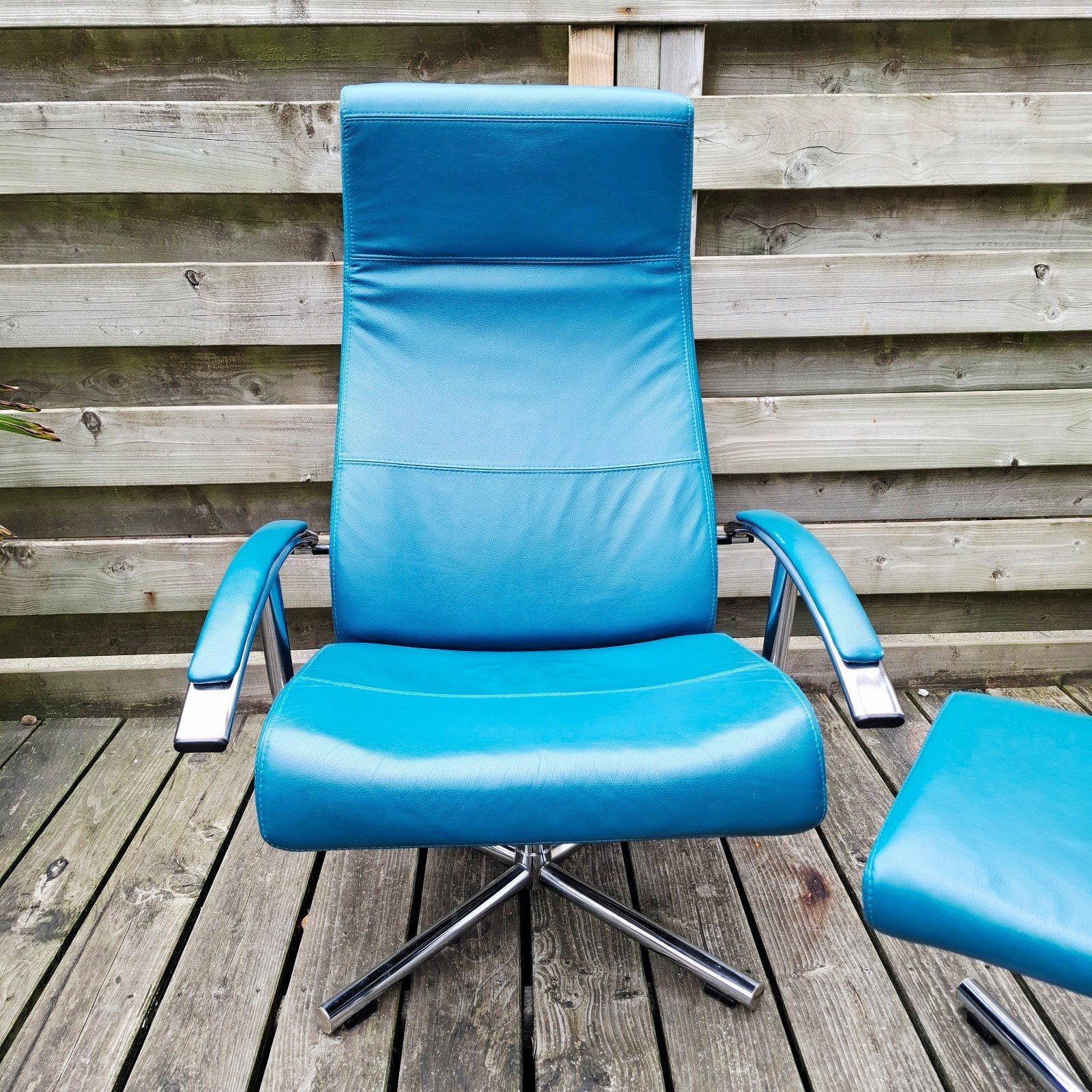 Novastyle, design fauteuil met hocker in petrolblauw leer, Huis en Inrichting, Ophalen, Gebruikt, Niet van toepassing, Minder dan 75 cm