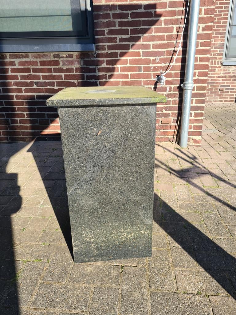 Granieten sokkel, Ophalen