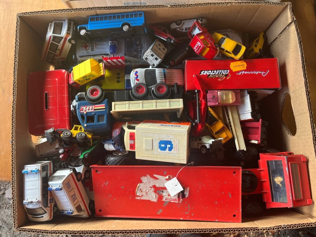 Doos ambulances met een paar mooie exemplaren, Ophalen, Gebruikt