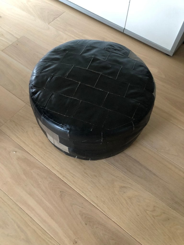 Mooie grote zwart lederen poef, Ophalen, Minder dan 50 cm, Rond, Zo goed als nieuw