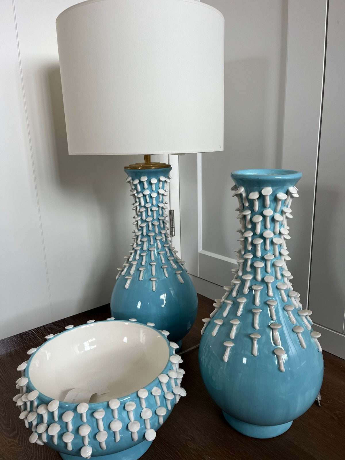 NIEUW Unieke turquoise vazen en schaal met paddenstoeldecor, Aardewerk of Porselein, Nieuw, 75 cm of meer, Verzenden