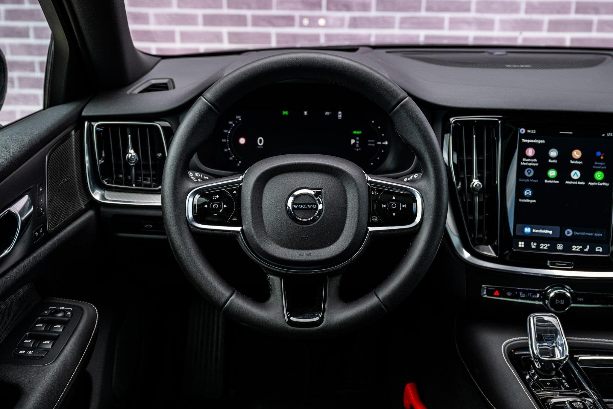 Volvo V60 T8 Plug-in Hybrid AWD Plus Dark | PHEV Long Range, Stof, Gebruikt, Euro 6, 4 cilinders