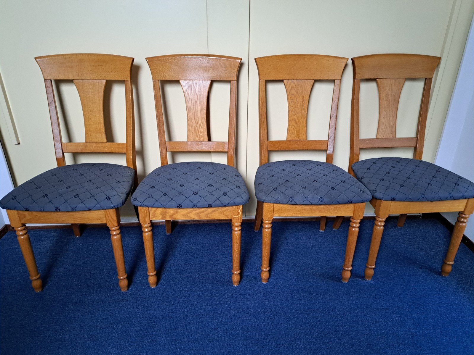 4 Massief licht Eiken eetkamer stoelen.(gebruikt.)

Te samen, Ophalen