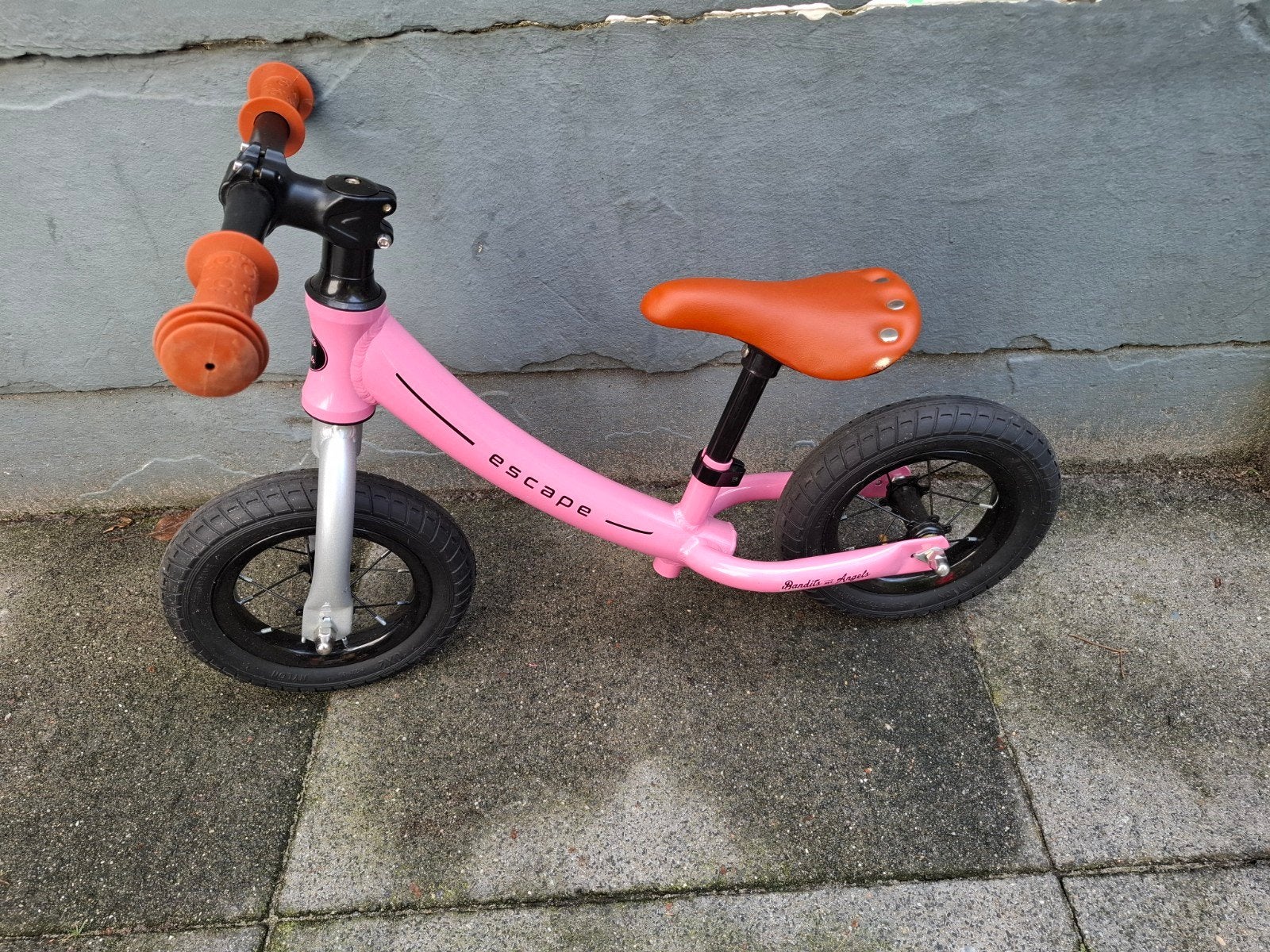 Roze loopfiets 'Escape' van Bandits and Angels, Fietsen en Brommers, Fietsen | Kinderfietsjes, Ophalen, Gebruikt, Minder dan 16 inch