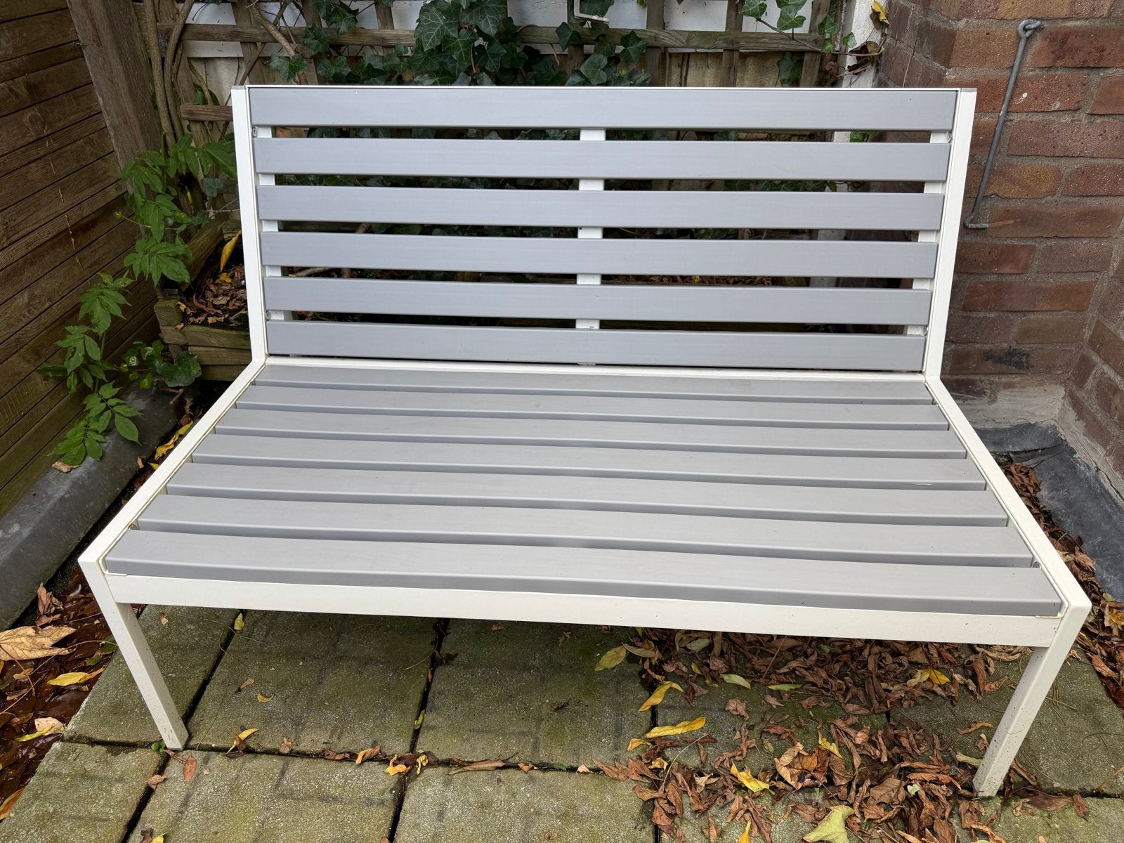 IKEA JOLPEN 2-zitsbank buiten wit/grijs 100x59x67 cm, Tuin en Terras, Ophalen, Zo goed als nieuw, Metaal