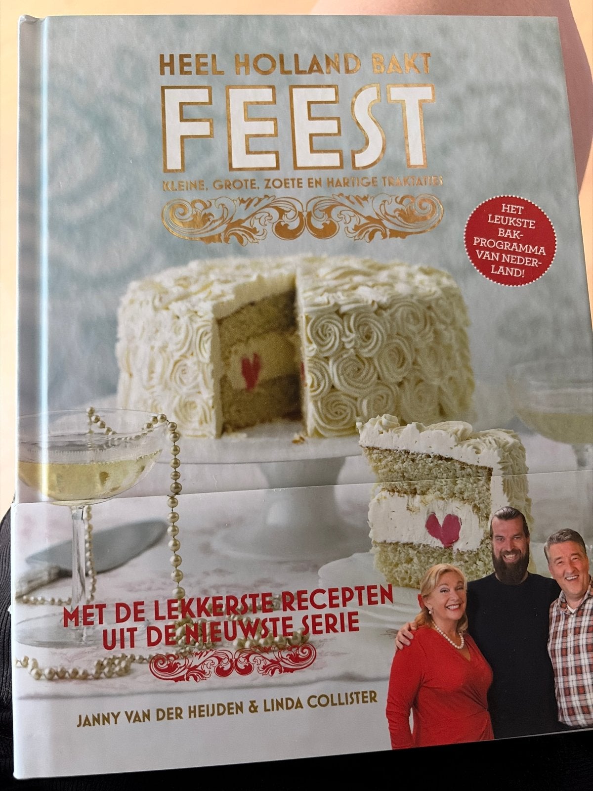 Heel Holland Bakt Feest - Bakboek met feestelijke recepten, Ophalen of Verzenden, Zo goed als nieuw, Nederland en België, Taart, Gebak en Desserts