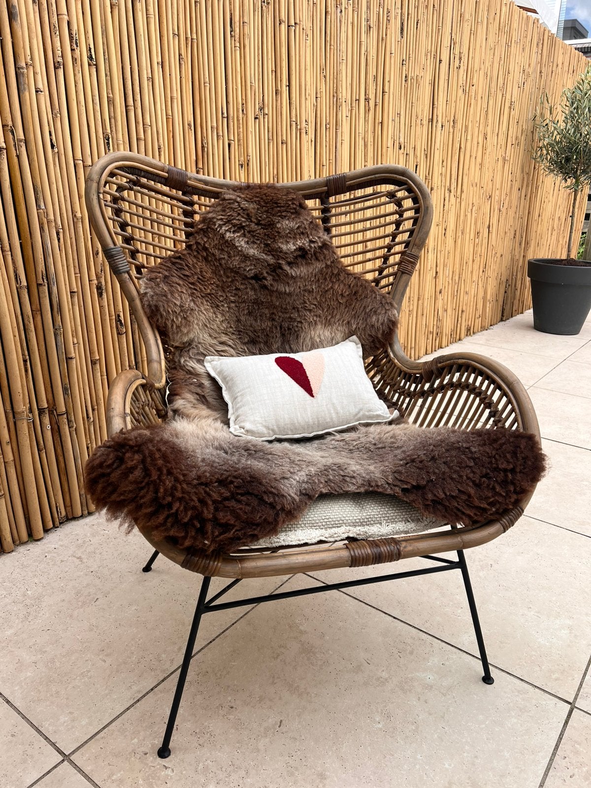 Rotan stoel met vachtje, Ophalen, Zo goed als nieuw, Bruin, Eén