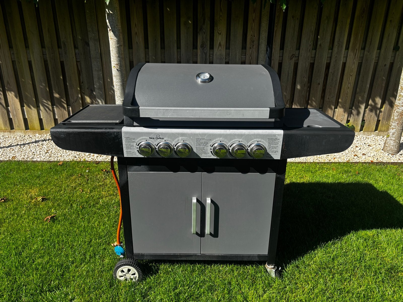 Nice Cooker gasbarbecue met zijbrander en hoes, Tuin en Terras, Gasbarbecues, Ophalen, Gebruikt