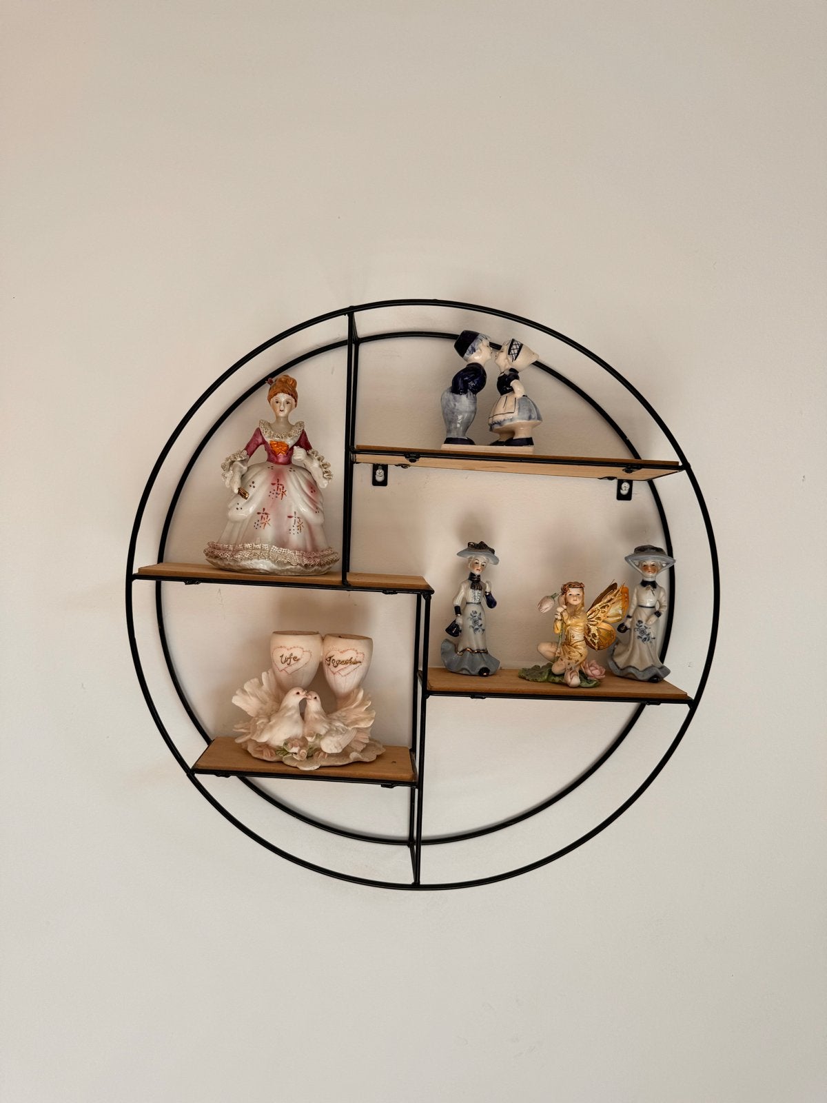 Decoratieve wandplank met diverse beeldjes, Verzamelen, Beelden en Beeldjes, Ophalen, Gebruikt, Mens