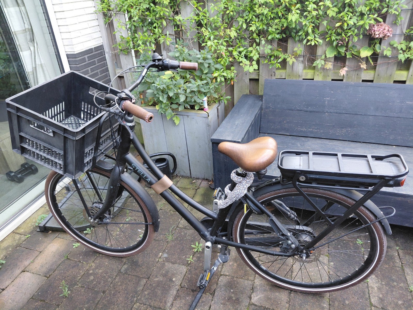 Stella  dolce black elektrische fiets met voor- en achterdra, Zo goed als nieuw, 47 tot 51 cm, 50 km per accu of meer, Ophalen