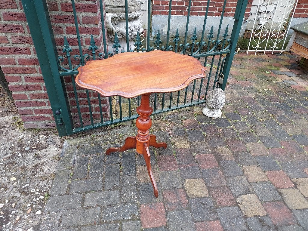 Biedermeier mahonie wijntafel, ovaal geschulpt blad., Ophalen