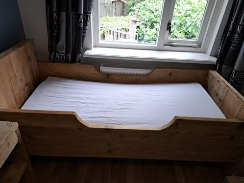 Steigerhouten bed, nachtkastje en dressoir/commode, Ophalen, Gebruikt, Jongetje of Meisje