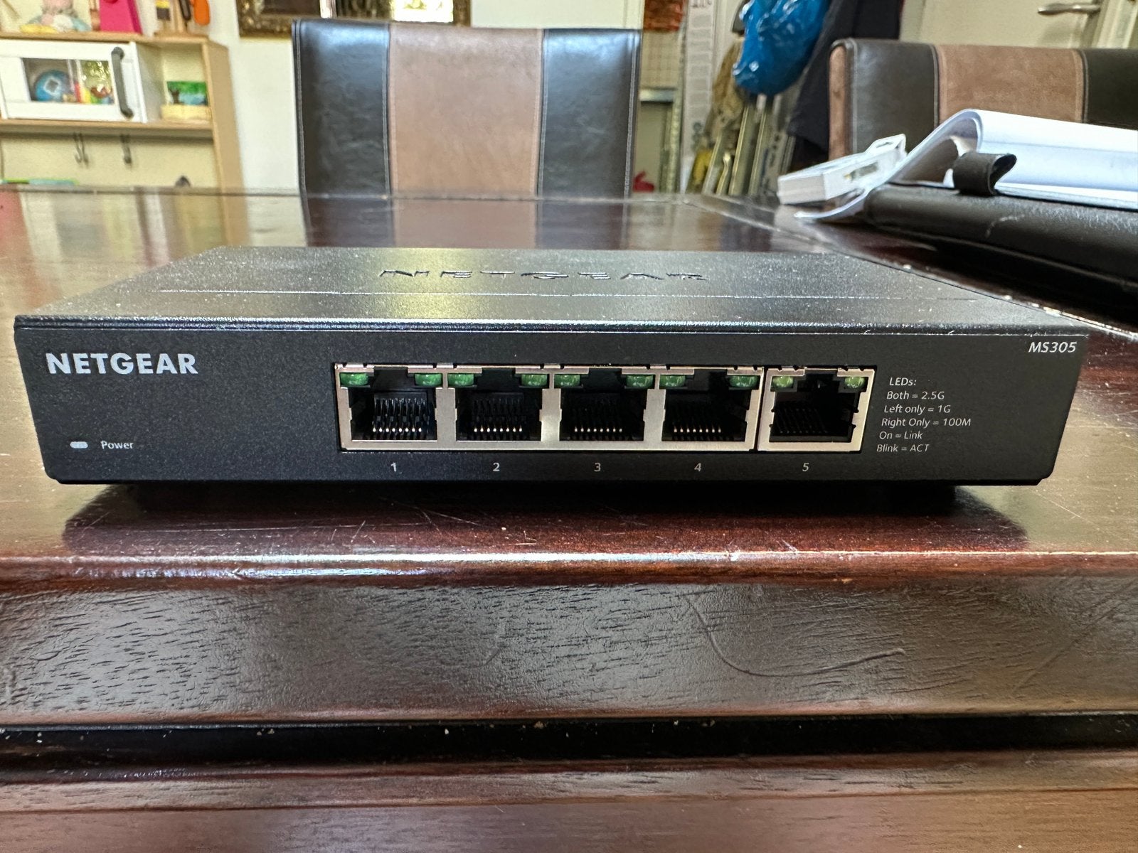 Netgear netwerk switch 2,5 GB, 5 poorten, Computers en Software, Netwerk switches, Ophalen of Verzenden, Zo goed als nieuw