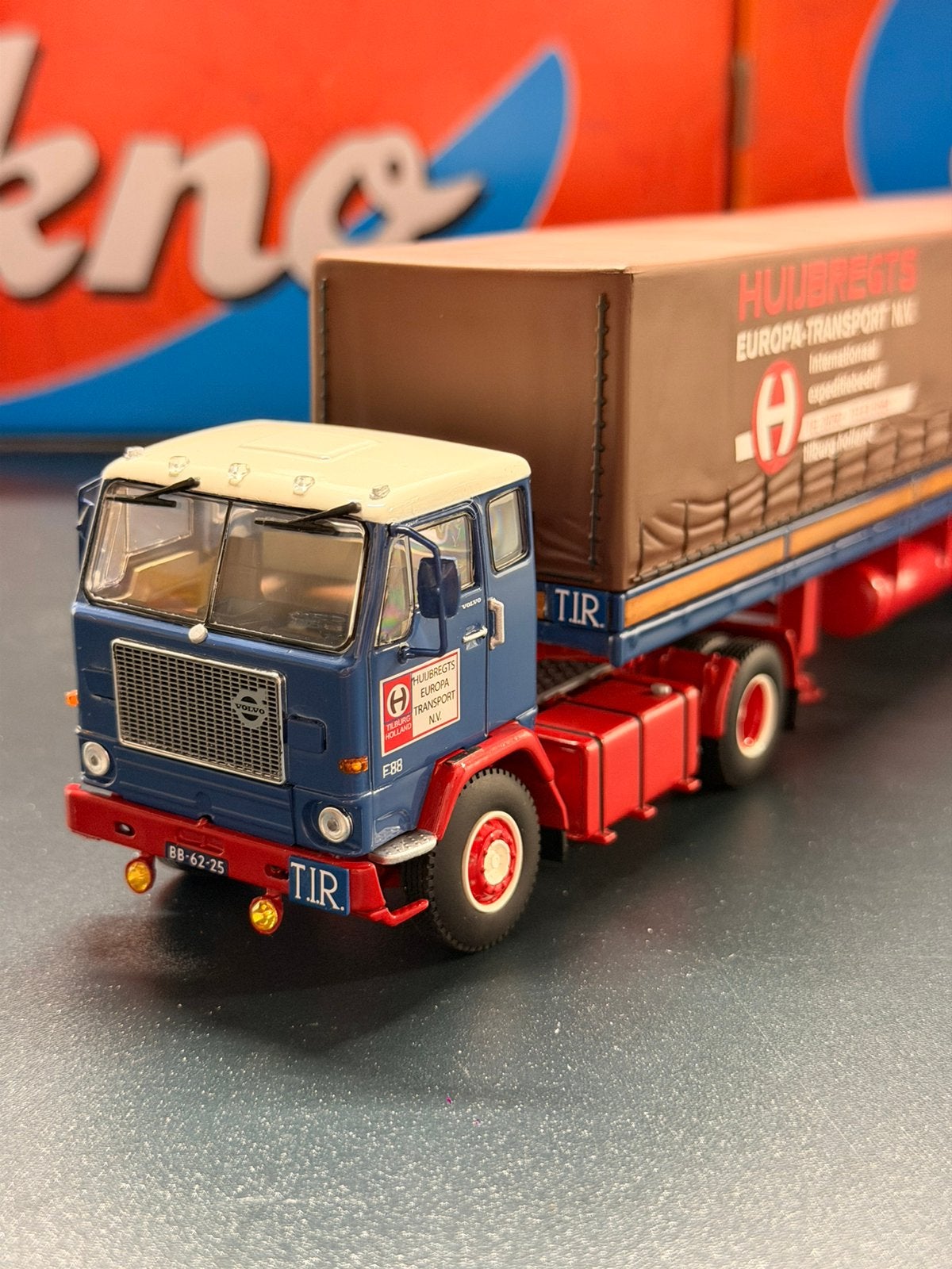 WSI Volvo F88 Huijbregts Europa-Transport 1:50, Ophalen of Verzenden, Zo goed als nieuw, Bus of Vrachtwagen, Wsi