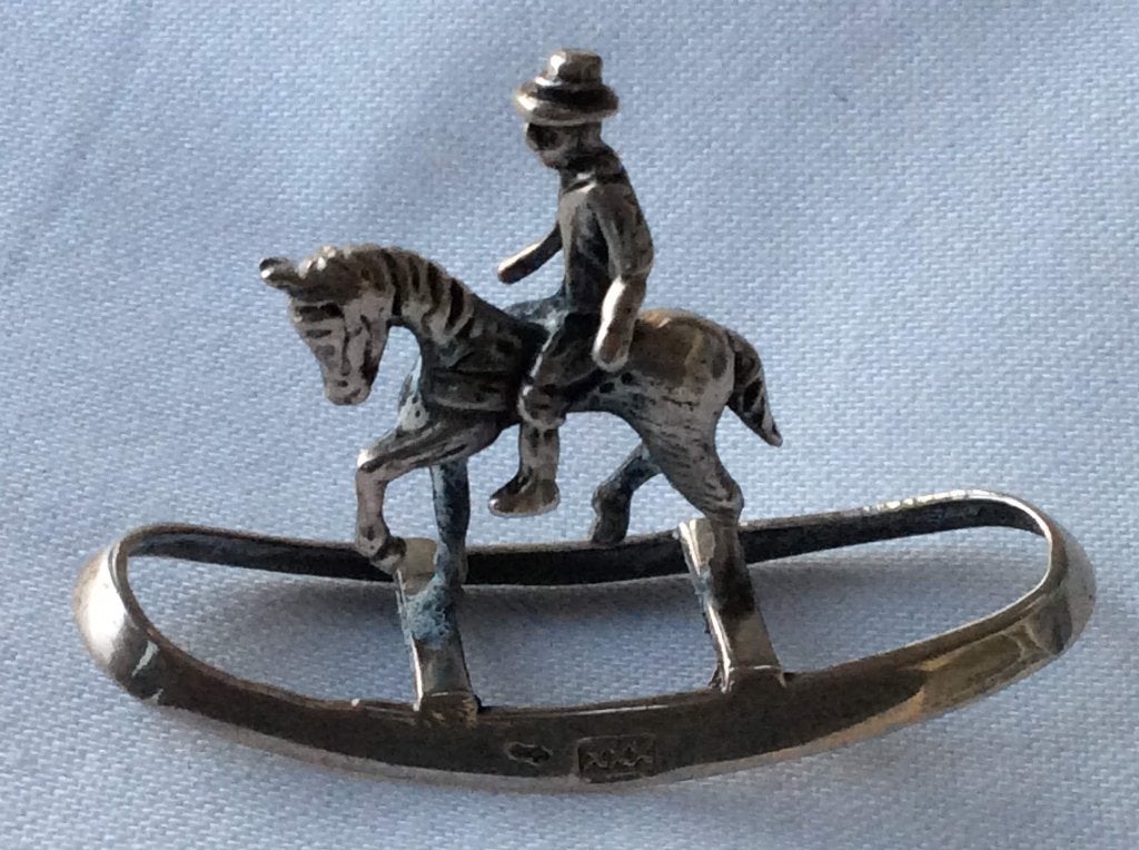 Zilveren miniatuur jongen op hobbelpaard, zilversmid Lesener, Verzenden, Zilver