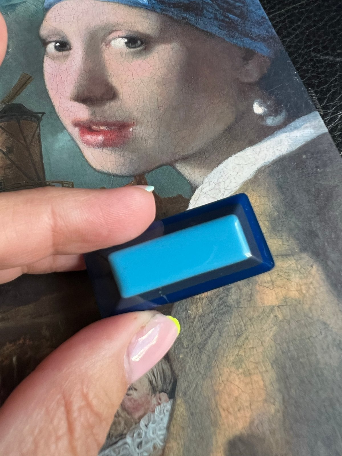 Art Deco plastic broche in blauwtinten, Sieraden, Tassen en Uiterlijk, Overige materialen, 4 tot 7 cm, Gebruikt, Blauw