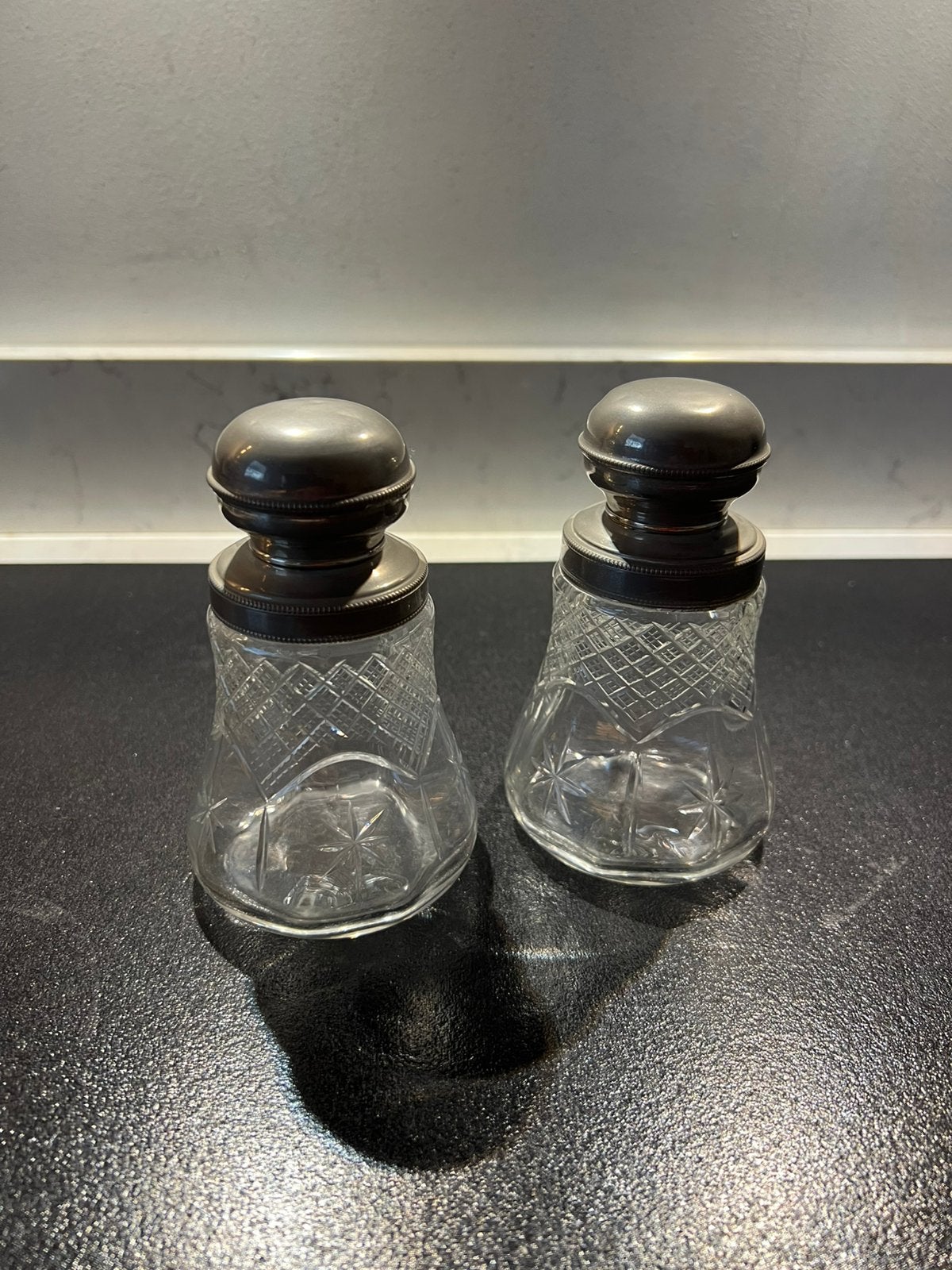 Flesjes, geslepen glas, verzilverde doppen., Antiek en Kunst, Ophalen of Verzenden