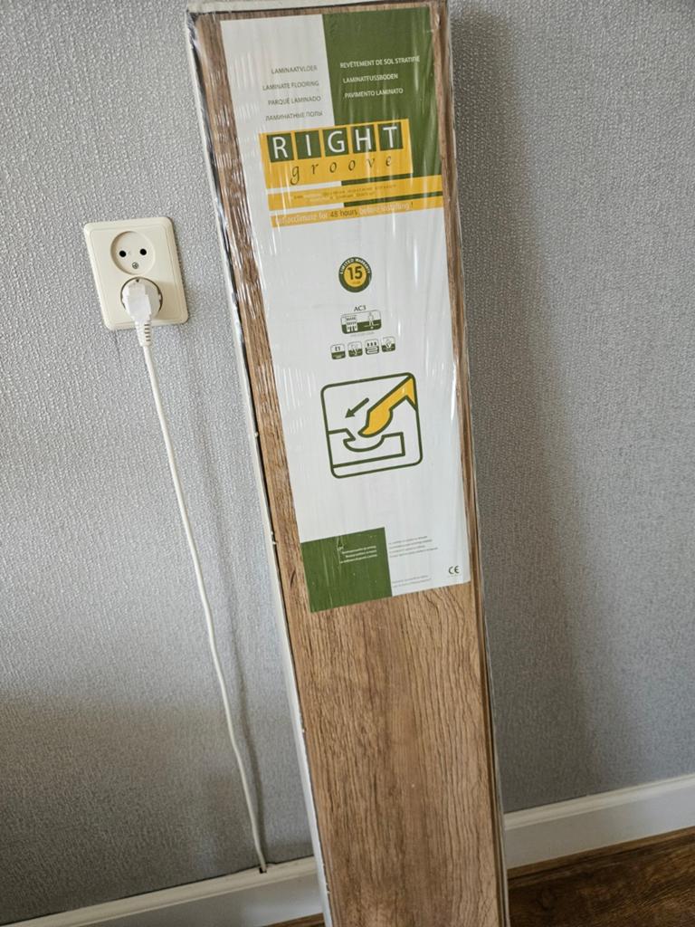 2 pakken laminaat Right Groove, nieuw en compleet, Ophalen, 50 tot 150 cm, Nieuw, Minder dan 5 m²