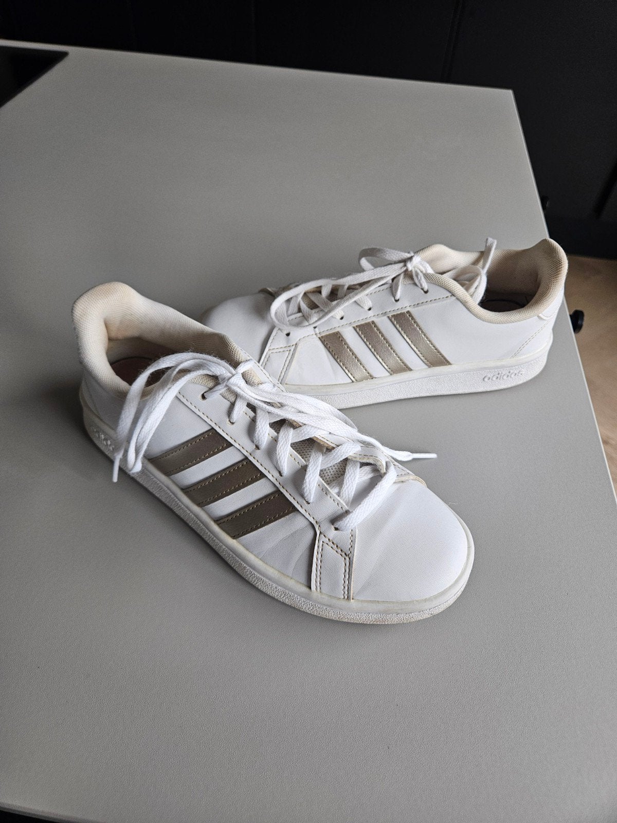 Dames sneakers. Adidas. Wit met goudkleurige stripes., Kleding | Dames, Adidas, Wit, Ophalen of Verzenden, Sneakers of Gympen